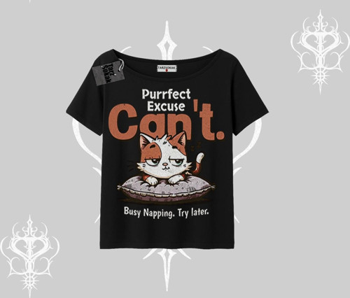 Kedi Baskılı Cant Busy Napping Y2K Kayık Yaka Tshirt