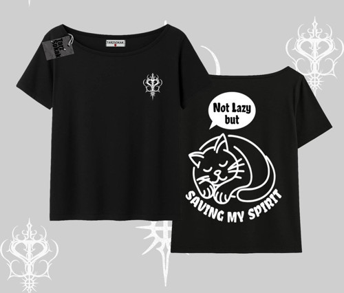 Not Lazy Saving My Spirit Kedi Baskılı Kayık Yaka Tshirt