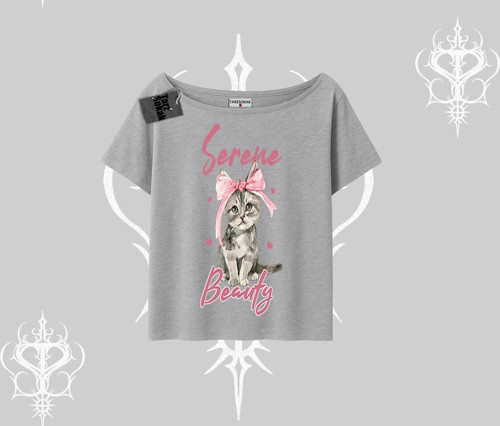 Serene Beauty Kedi Baskılı Kayık Yaka Tshirt