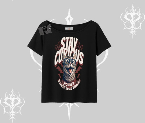 Stay Curious Kedi Baskılı Kayık Yaka Tshirt