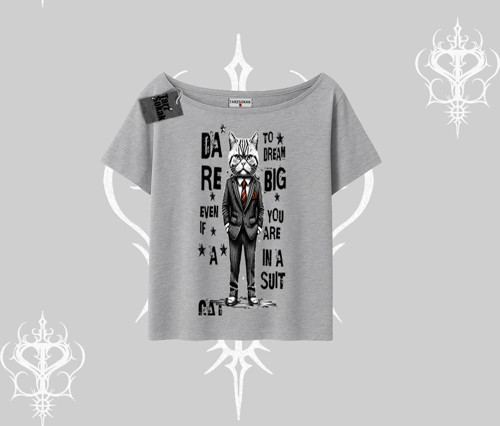 Dream Big Yazılı Takım Elbiseli Kedi Baskılı Kayık Yaka Tshirt