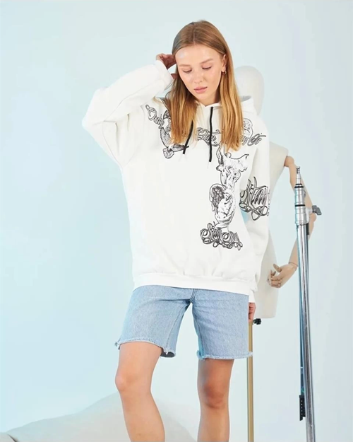 Kadın Kapüşonlu Üç İplik Sweatshirt – Beyaz Strong Heykel Baskılı, Rahat Kalıp, Kanguru Cepli Modern Tasarım