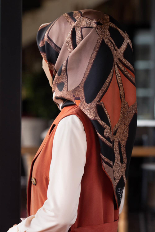 % 57 İPEK % 43 VİSKON Twill İpek Gold Efektli Geometrik Desenli Siyah - Taba Renkli 90x90 Eşarp Dikim Şekli : El Dikişi