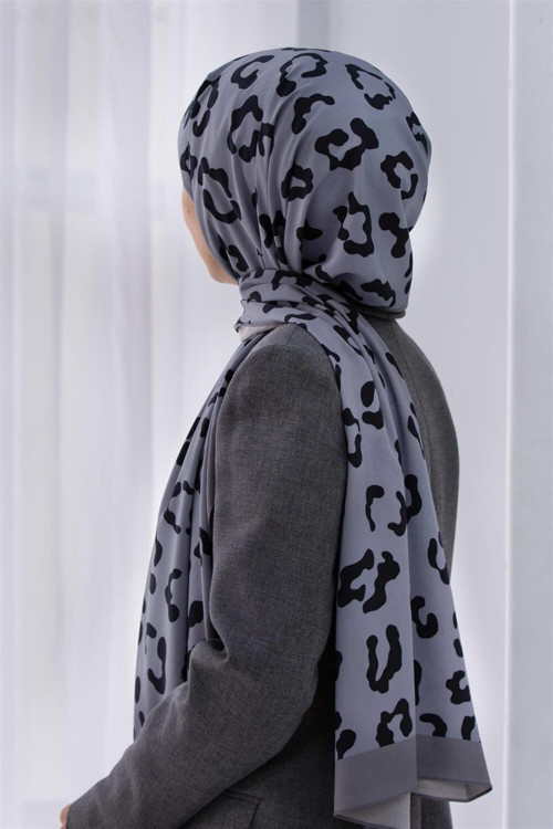 LÜKS MEDİNE İPEĞİ LEOPAR DESENLİ GÜMÜŞ RENKLİ 75X195 KIRIŞMAZ ŞAL MOSS KREP DİKİŞ TİPİ İTALYAN DİKİŞLİ