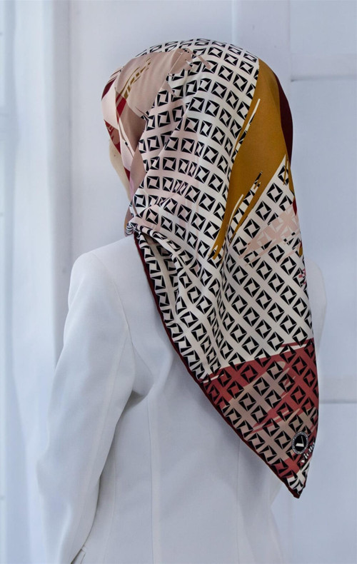 Rayon Geometrik Fırça Desenli Bordo Renkli 90x90 Dikim Şekli : El Dikişi Eşarp (İpek İçermez) Kenar Dikiş Şekli El Dikişli