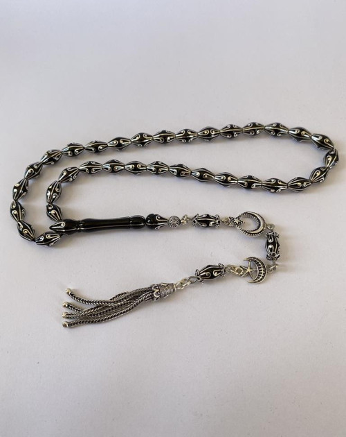 Tesbih TSBH0267BC 1000 Ayar Gümüş Püsküllü Gümüş Oyma İşlemeli Özel Kesim Nakkaş İşçilik Erzurum Oltu Taşı Tesbih