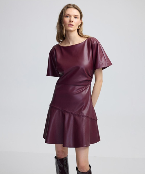 Deri Görünümlü Kayık Yaka Elbise