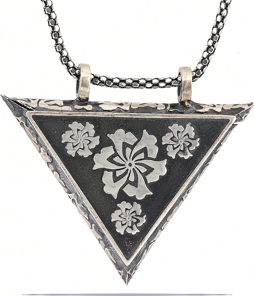 925 Ayar Gümüş Üçgen İçi Açılabilen Çiçek Muskalık Gümüş Kolye