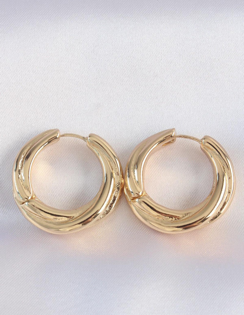 Pirinç Gold Renk Asimetrik Kıvrım Küpe