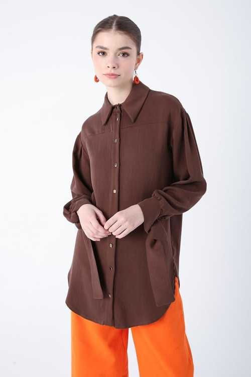 Kahve-Oversize Kolları Bağlama Detaylı Yırtmaçlı Doğal Kumaş Gömlek Tunik