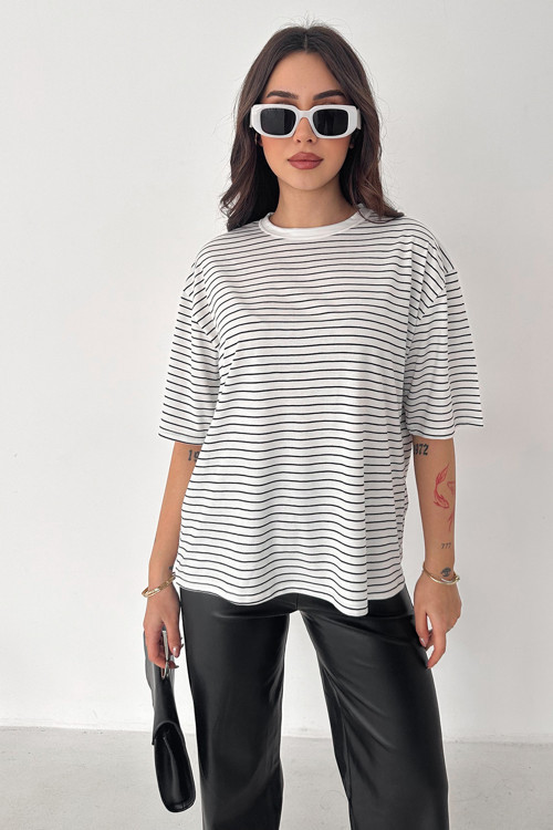 Kadın Oversize Çizgili Tişört – Monochrome Ease