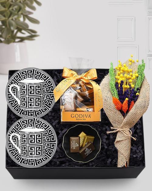 2'Li Siyah Beyaz Fincan & Kase & Godiva Napoliten Çikolata & Kurutulmuş Çiçek Buketi Hediye Seti