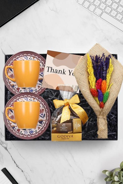 2'Li Turuncu Türk Kahvesi Fincanı & Godiva Napoliten Çikolata & El Yapımı Buket Çiçek Hediye Seti