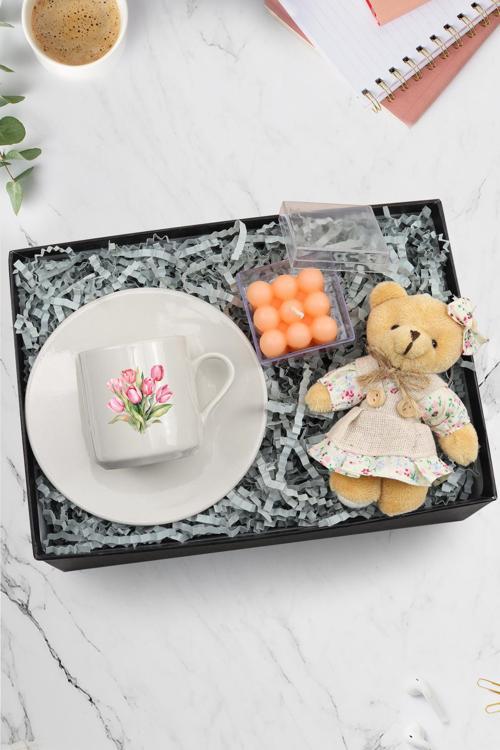 Çiçek Baskılı Fincan & Mini Elbiseli Ayıcık Anahtarlık & Özel Kutulu Bubble Mum Hediye Seti