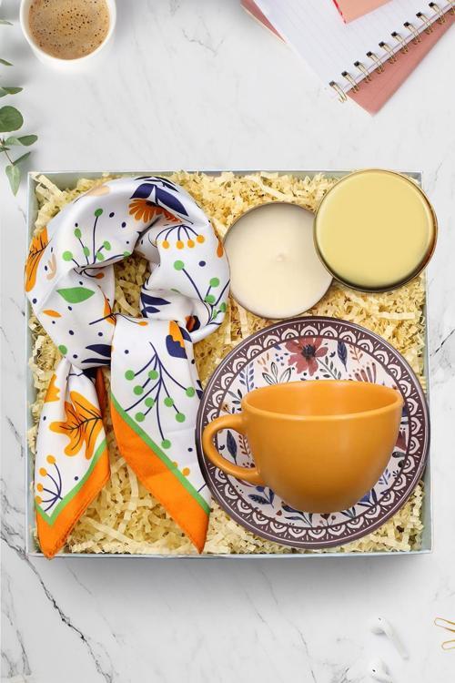 Gold Metal Kutulu Mum & Fincan & Turuncu Çiçek Fular Hediye Seti