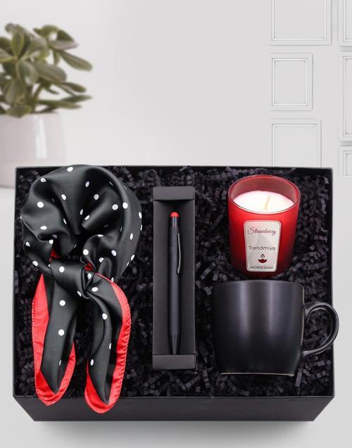 Kırmızı Detaylı Touch Pen & Siyah Kupa & Puantiyeli Fular & Çilek Kokulu Bardak Mum Hediye Seti