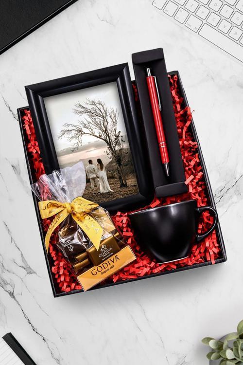 Siyah Çerçeve & Siyah Kupa & Godiva Napotilen Çikolata & Gümüş Tükenmez Kalem Hediye Seti