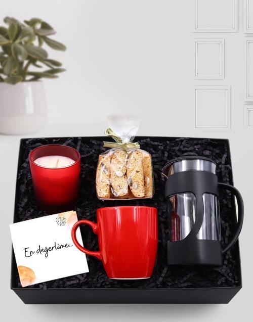Siyah French Press & Kırmızı Kupa & Çilek Kokulu Kırmızı Bardak Mum & Bademli Kurabiye Hediye Seti