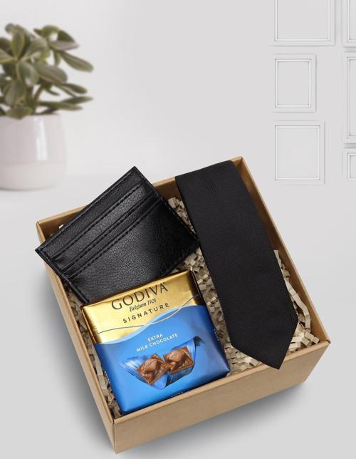 Siyah Kartlık & Siyah Kravat & Godiva Çikolata Hediye Seti