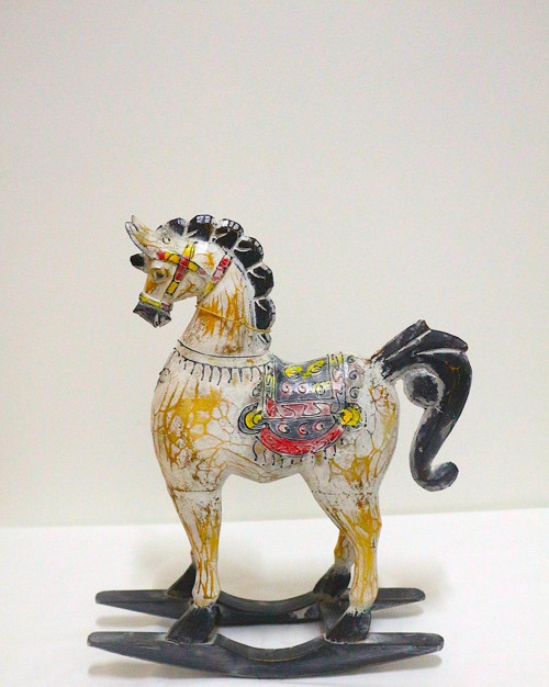 AHŞAP DEKORATİF RENKLİ SALLANAN AT 45 CM