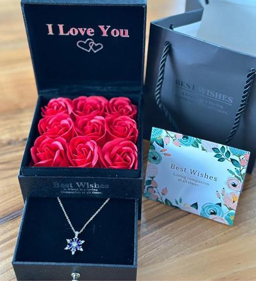 Premium Kutuda Kolye Hediyeli Gül Takı Kutusu