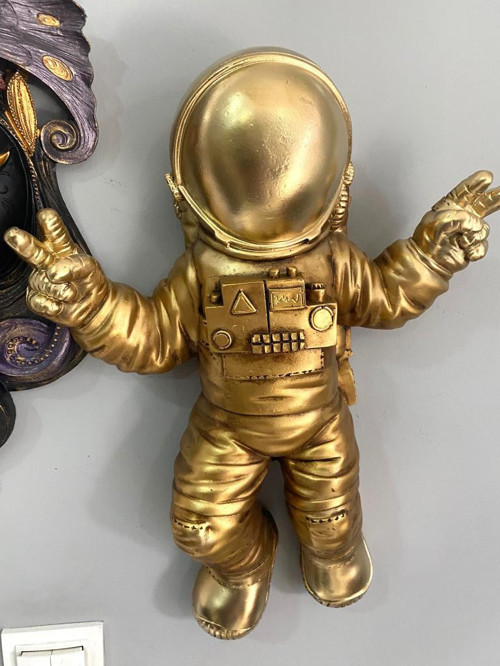 Dekoratif Dev Astronot Heykeli - Duvar Modeli Biblo (47x35cm)