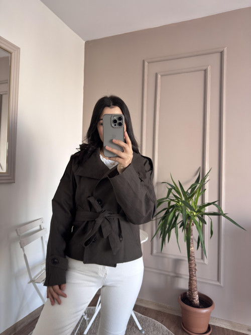 Yandan Cepli Düğmeli Kahverengi Kısa Trençkot