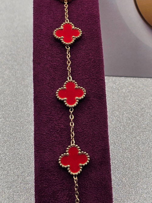 Kırmızı Çelik Bileklik Gold Renk Yoncalı Model