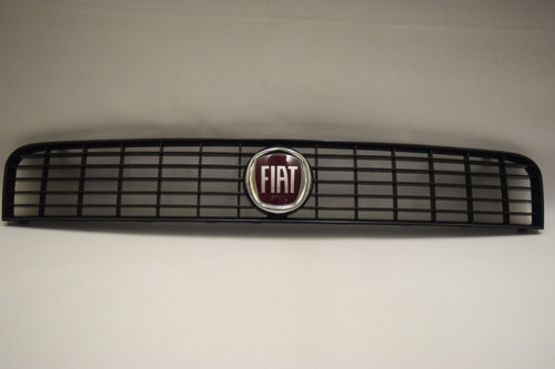 Grande Punto Uyumlu Ön Panjur Ve Arması Kırmızı Armalı