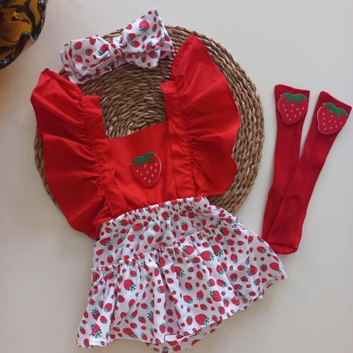 Kız Bebek Kırmızı Çilek Desenli Fırfırlı Salopet Bandana Figürlü Çorap Takım