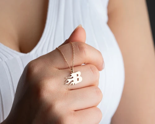 Alevli Harf Kolye – Kişiselleştirilmiş Minimalist ve Şık Tasarım