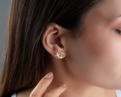 Çivili Kalpli Harf Küpe 925 Ayar Gümüş – Kadınlar İçin Kişisel Takı - Zarif, Minimal ve Kişisel 925 Ayar Gümüş Takı