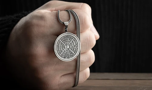 Gümüş Erkek Kolye – İhlas, Felak, Nas, Kafirun Dualı Arapça Yazılı Tilki Kuyruğu Modeli
