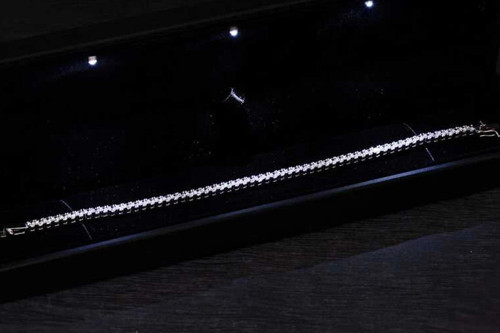 Gümüş Işıklı Kutulu 4 mm Beyaz Taşlı Su Yolu Kadın Bileklik
