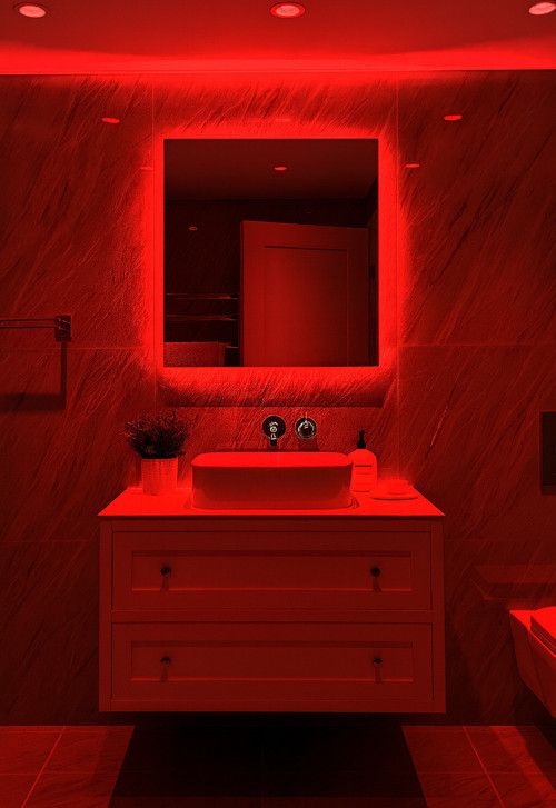 Kare Işıklı Banyo Ayna (50-80Cm). Renk Seçeneği: Kırmızı