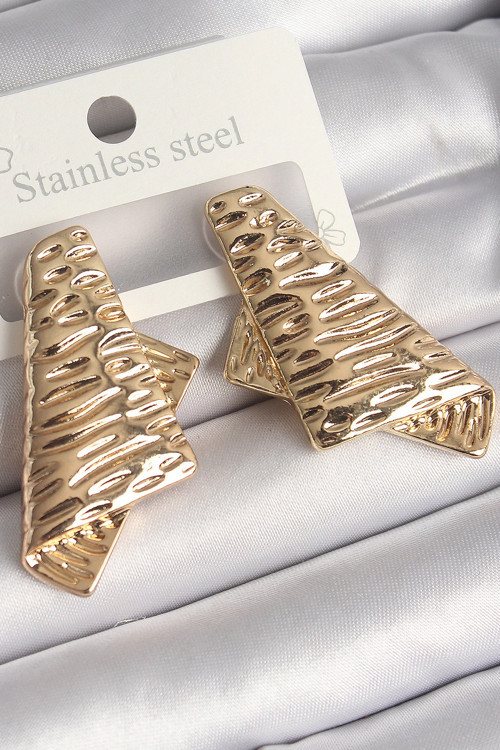 Pirinç Gold Renk İşleme Detaylı Katlanmış Kare Plaka Model Kadın Küpe - TJ-BKP10261