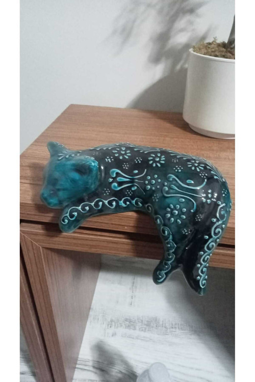 el yapımı çini kendinden kabartmalı raftan sarkan kedi