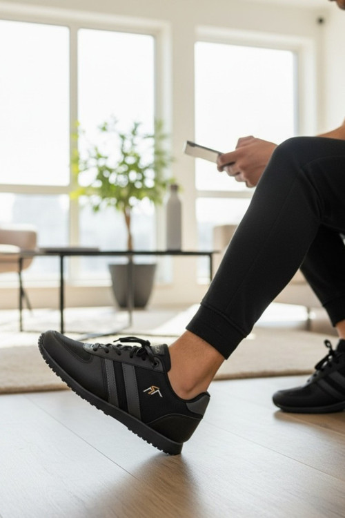 Erkek Spor Ayakkabı Beyaz Sneaker Siyah Şeritli ve Kırmızı Detaylı Retro Yürüyüş Modeli