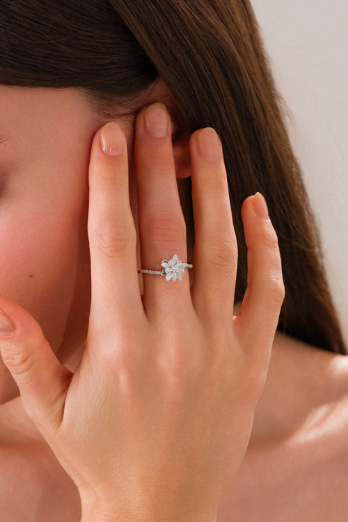 14 K White Gold Kaplama 925 Ayar Gümüş Sedef Taşlı Çiçek Döner Yüzük - Işıklı Kutu