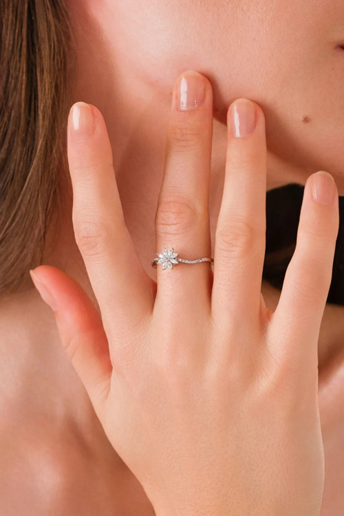 14 K White Gold Kaplama 925 Ayar Gümüş Çiçekli Döner Yüzük - Işıklı Kutu
