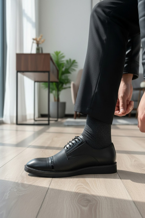 Erkek Siyah Hakiki Deri Klasik Ayakkabı Mikro Perfore Yan Panelli Ve Rugan Şerit Detaylı Comfort Tabanlı Bağcıklı Model