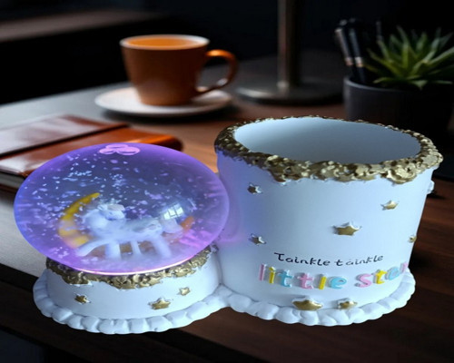 Beyaz at figürlü 15cmx10cm ebat pilli ışıklı dekoratif kar küre kalemlik