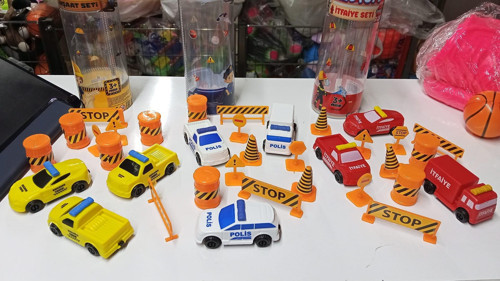 Plastik Mini İtfaiye Polis İnşaat Oyun Seti 9 Araç ve 27 Parça Trafik Levhaları