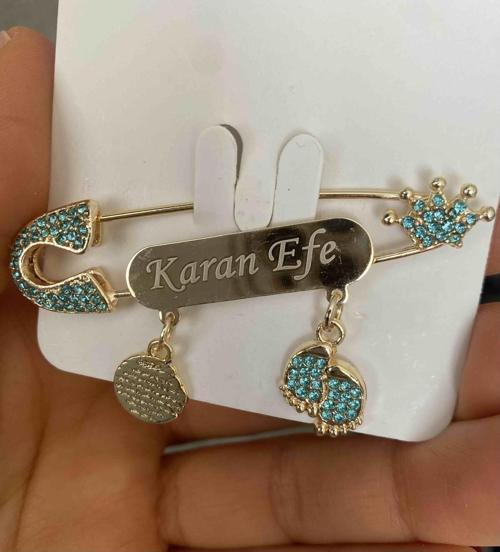 14 Ayar Altın Kaplama Mavi Zirkon Taşlı İsimli Erkek Bebek Yaka Iğnesi 5 Cm