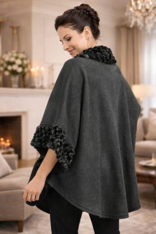 Kadın Kürk Detaylı Geniş Kalıp Dökümlü Panço