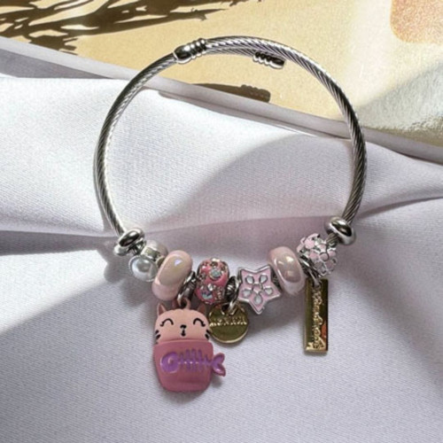 Pembe Charm Detaylı Kadın Bileklik – Sevimli Figürlü Çelik Charm Bileklik