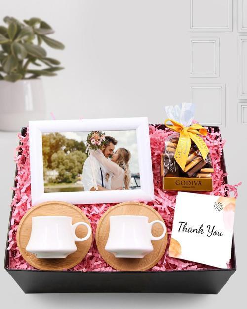 2'Li Bambu Tabaklı Beyaz Fincan & Ahşap Beyaz Çerçeve & Godiva Napoliten Çikolata Hediye Seti