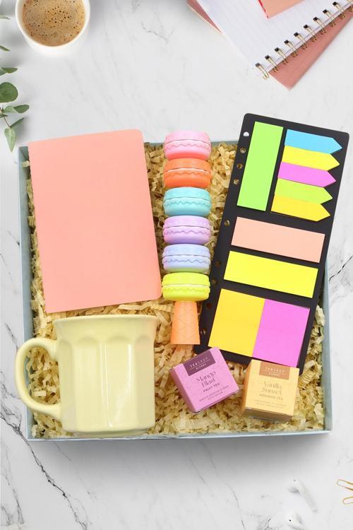 Dikişli Mini Not Defteri & Makaron Kalem & Notluk & 2'Li Bitki Çayı & Modern Kupa Hediye Seti