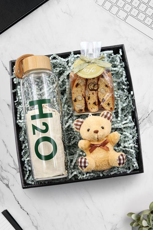 Bambu Kapaklı 600 Ml Cam Matara & Ayıcık Anahtarlık & Bademli Kurabiye Hediye Seti