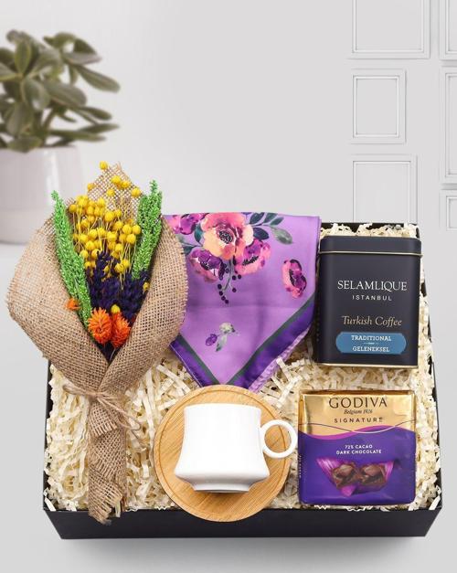 Bambu Tabaklı Beyaz Fincan-Godiva Çikolata-Mor Fular-Türk Kahvesi-Kurutulmuş Buket Hediye Seti